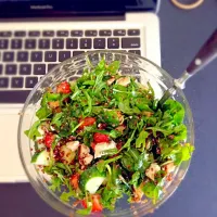 Arugula Spinach salad topped with quinoa, strawberries, cucumber, chicken, crumbled feta and drizzled with coconut oil and balsamic vinegar|kristen hawleyさん