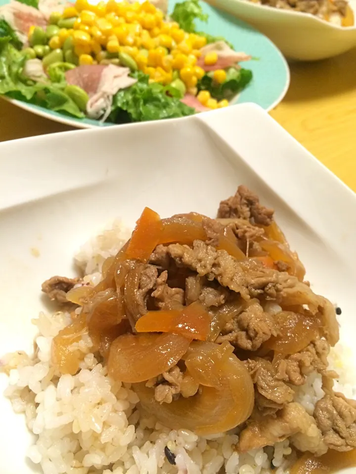 作ってくれてた豚丼、生ハムと青豆のサラダ。|liccaさん