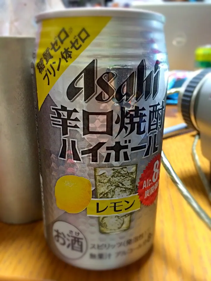 辛口焼酎ハイボール、レモンも飲んでみた。氷を入れないと炭酸感はあるかな。もう一声…|土屋幸治さん