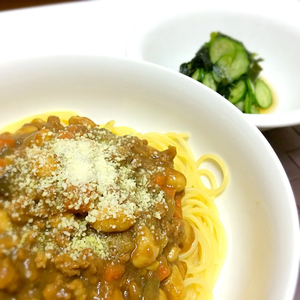 Snapdishの料理写真:豆とひき肉のカレーパスタとワカメときゅうりの酢の物|Koichi GOGOさん