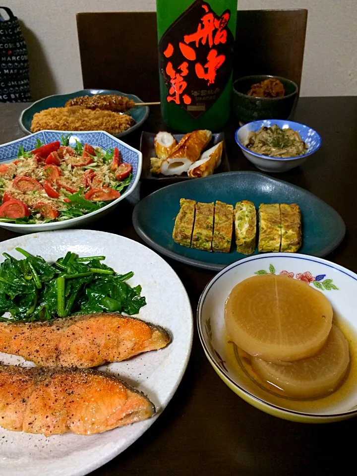 今日はだいたい奥様が作った家居酒屋。鮭のムニエル、納豆青海苔玉子焼き、菅野さんの旦那さんの実家のトマトでサラダ、大根の煮物など|ままぞうさん