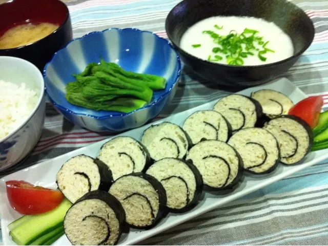 簡単！鶏ひき肉のり巻きレンジ蒸し・ふきのとうお浸し・とろろ・玉ねぎキャベツ味噌汁|まーままさん