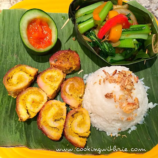 Babi Guling, Sambal, dan tumis sawi hijau|rie simsさん