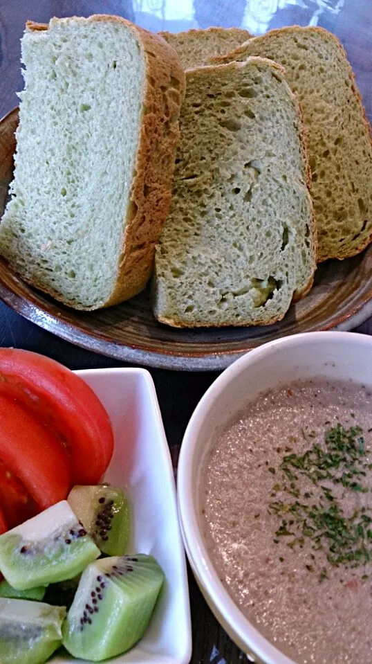 ほうれん草と米粉の食パン・ゴボウスープ|天野めぐみさん