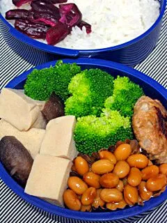 お弁当（柴漬けのせご飯、煮豆
高野豆腐と干し椎茸の煮物、ハンバーグ、ブロッコリー）|すーさん