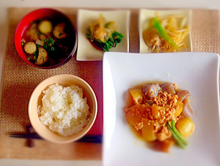 新じゃがの肉味噌煮 ほうれん草お浸し 豚ともやしの生姜炒め 茄子キャベツ味噌汁|にゃろめさん