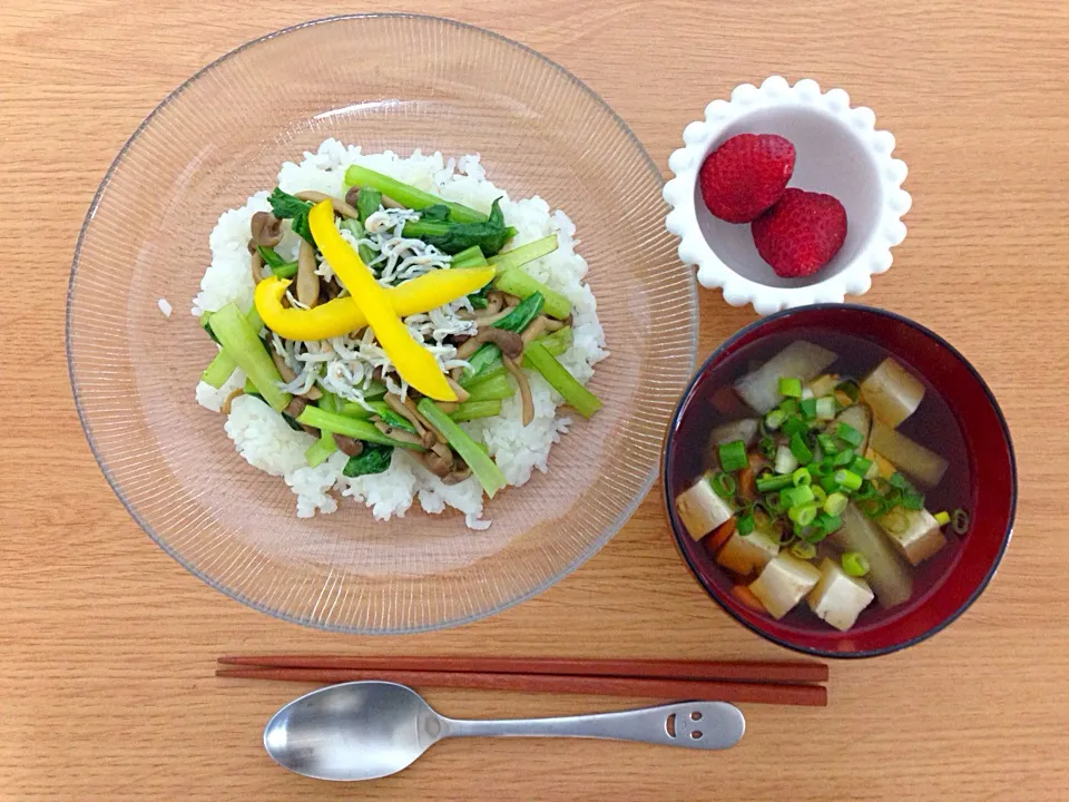 Snapdishの料理写真:小松菜としめじのしらす丼|ひとみさん