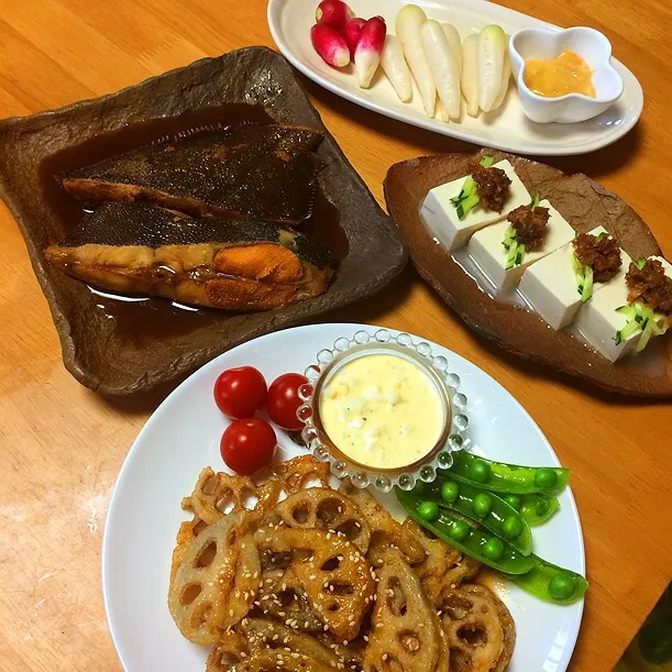 昨夜の夕飯♡れんこん南蛮♡子持ちカレイの煮付け♡台湾風肉味噌のせ豆腐♡サラダ大根味噌マヨ|ベリーさん