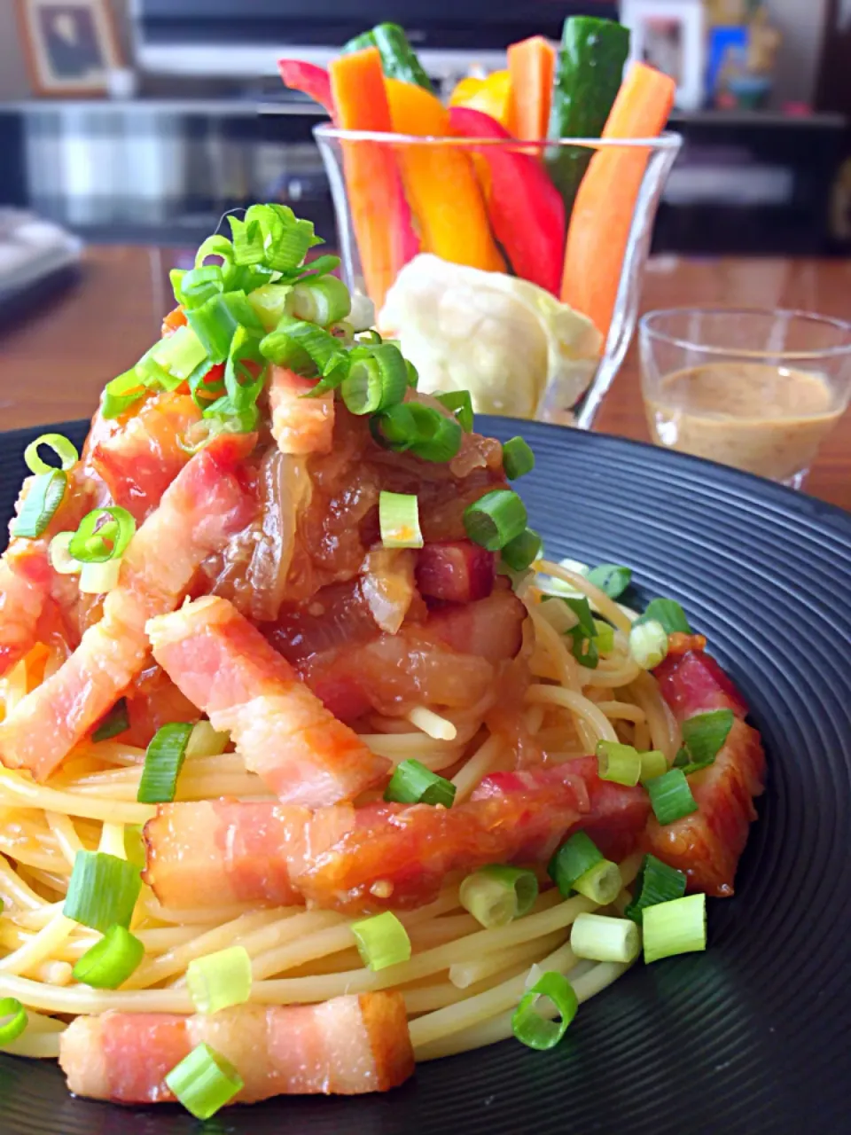 ⭐️飴色玉ねぎとベーコンのパスタ ⭐️野菜スティック ピリ辛にんにく味噌マヨ|よっちぃさん