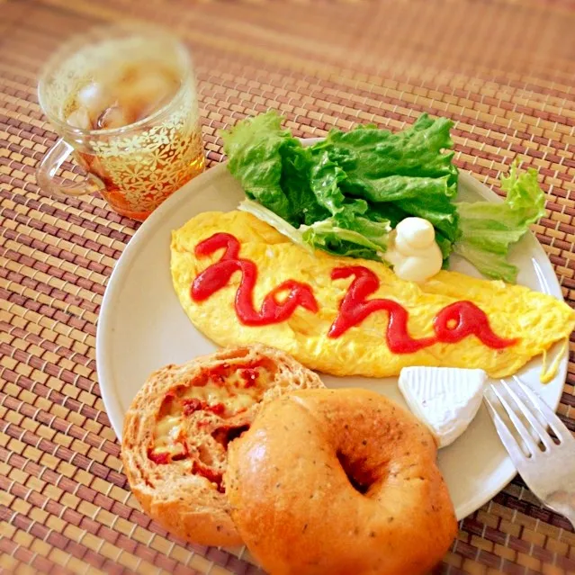 朝食みたいなランチ‼トマトバジルベーグルとオムレツ😋|ナナオさん