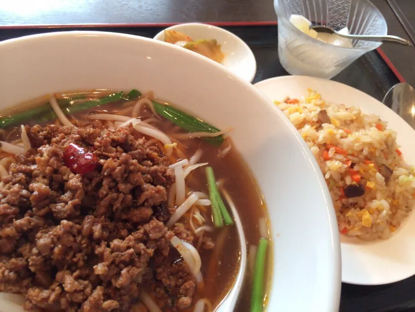 【日替定食】台湾ラーメンと小チャーハンを頂きました。|momongatomoさん