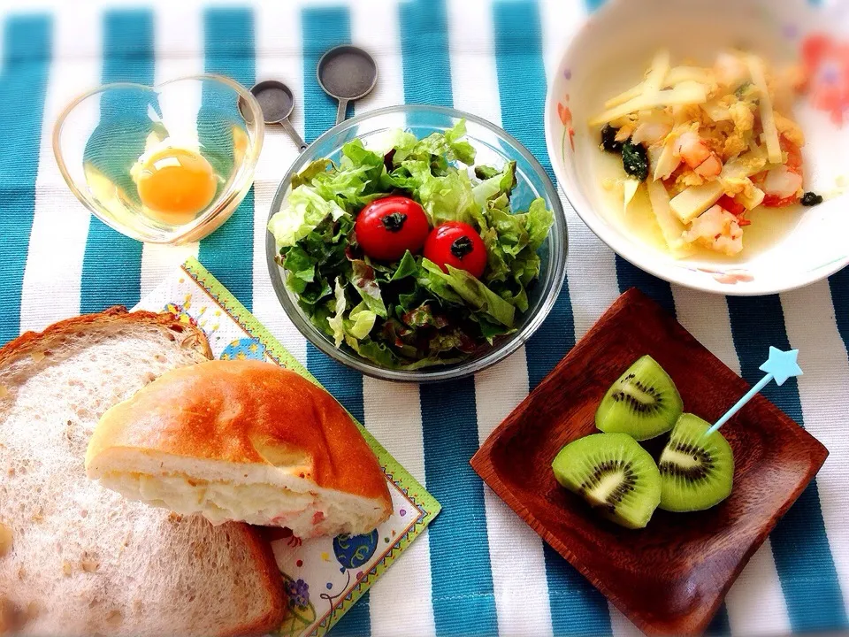 ランチ❤️手作りパンで…            〜たっぷりポテサラパン＆ライ麦胡桃食パン〜|ぱすてる♪♪さん