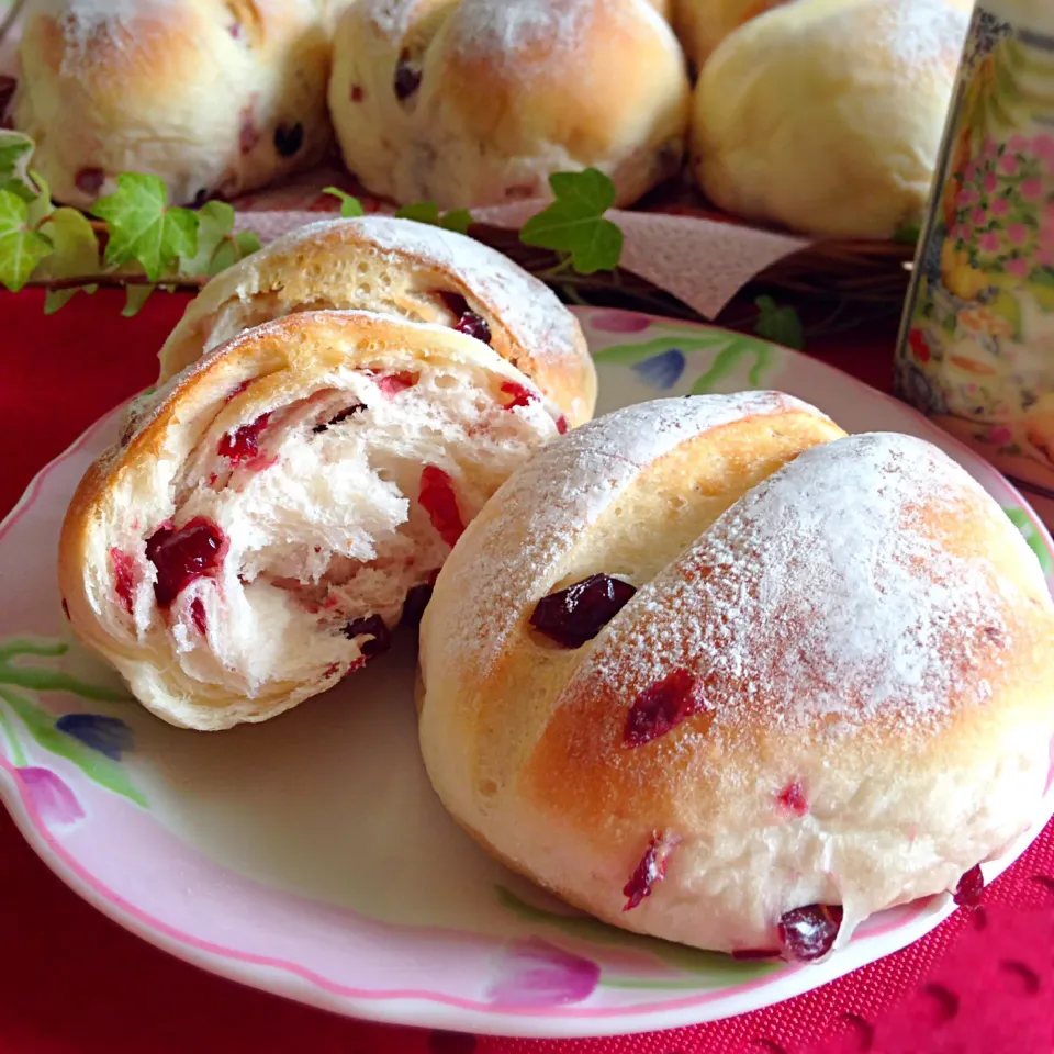 Snapdishの料理写真:ともさんの料理 クランベリーとクリチのソフトパン♪|yukaさん