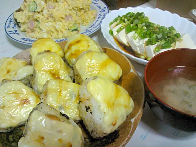 余ったオムライスのご飯で洋風焼きおにぎり☆ポテトサラダ☆冷奴☆お味噌汁|みぽりんさん