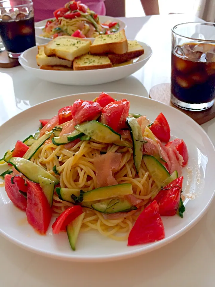 Snapdishの料理写真:トマトと生ハムの冷製パスタ(=ﾟωﾟ)ﾉ💗|桜さん