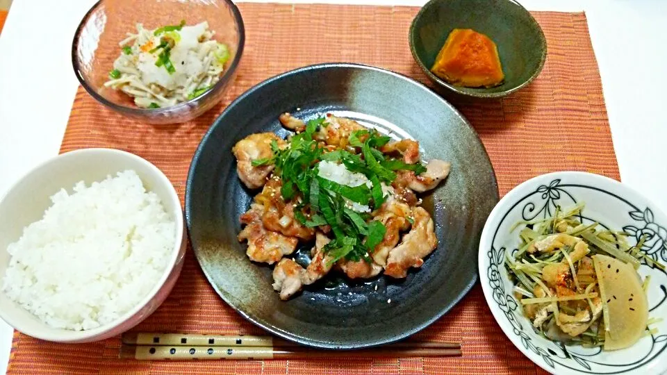 鶏肉と大葉の甘辛炒め、水菜大根揚げの煮物、えのきおろしぽんず、南瓜の煮物♡|yuiさん