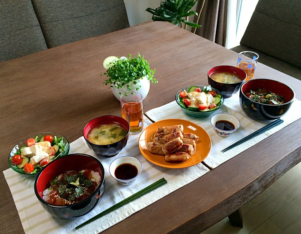 漬け鮪丼、長芋の肉巻焼き、豆腐サラダ、長ねぎのお味噌汁|pentarouさん