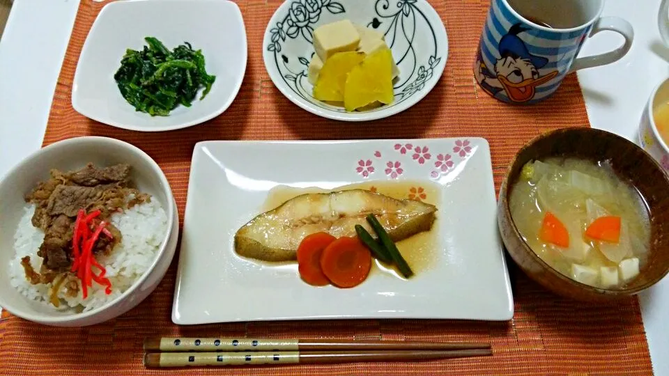 かれいの煮付け、ほうれん草の胡麻和え、高野豆腐の煮物、お味噌汁♡|yuiさん