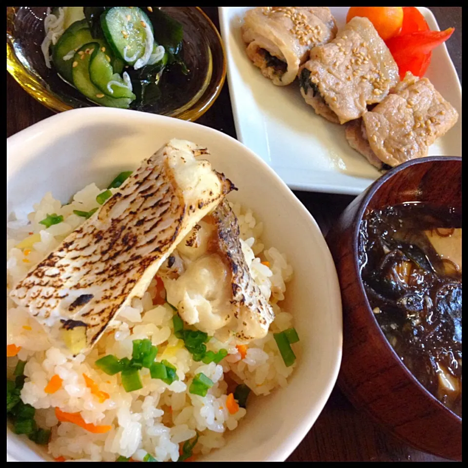 Snapdishの料理写真:🌈Amiちゃんのrice cooked w/shredded sea bream🍚鯛のあらと新生姜と人参の鯛飯とともき〜たの豚ロースの大葉味噌サンド|みどりさん