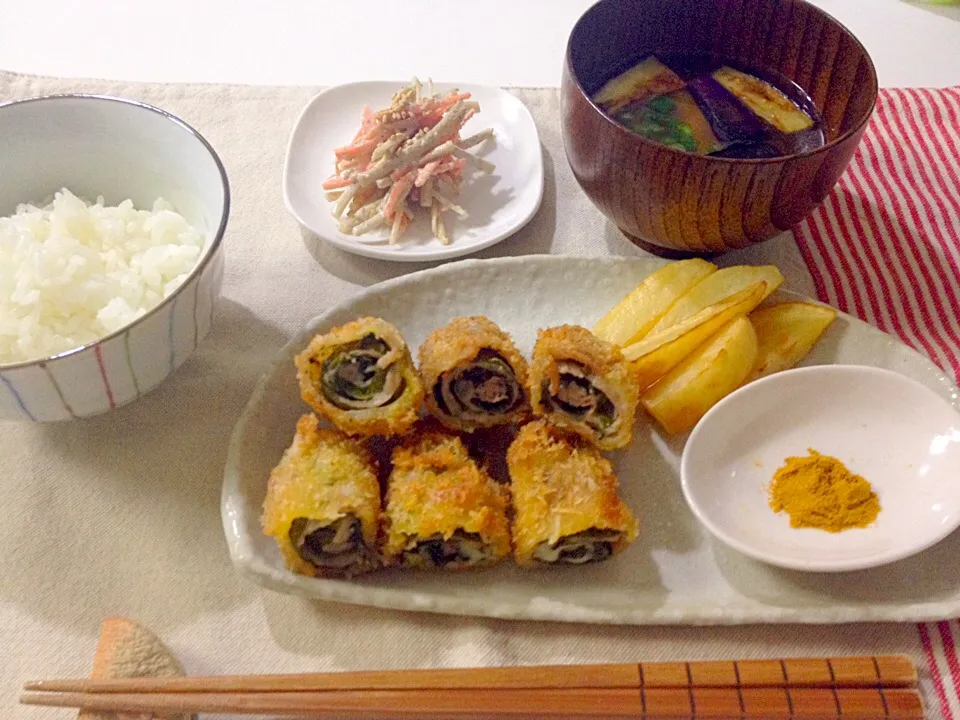 Snapdishの料理写真:しそとチーズのくるくる巻きカツ・焼きなすのお味噌汁|Accaさん