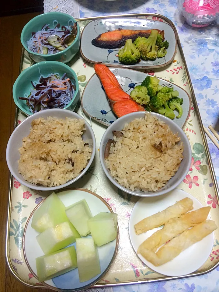 炊き込みきのこご飯、焼き魚、春雨酢の物、ゆでブロッコリー、メロン、チーズ巻き|Airo Sakuraさん