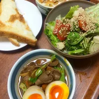 Snapdishの料理写真:昨日のランチ。旦那さんお手製、赤ワインもつ煮と特製煮玉子。山形から送られてきたこごみのサラダ、梅酢風味。|hiroko yazakiさん