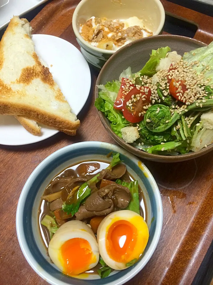 昨日のランチ。旦那さんお手製、赤ワインもつ煮と特製煮玉子。山形から送られてきたこごみのサラダ、梅酢風味。|hiroko yazakiさん
