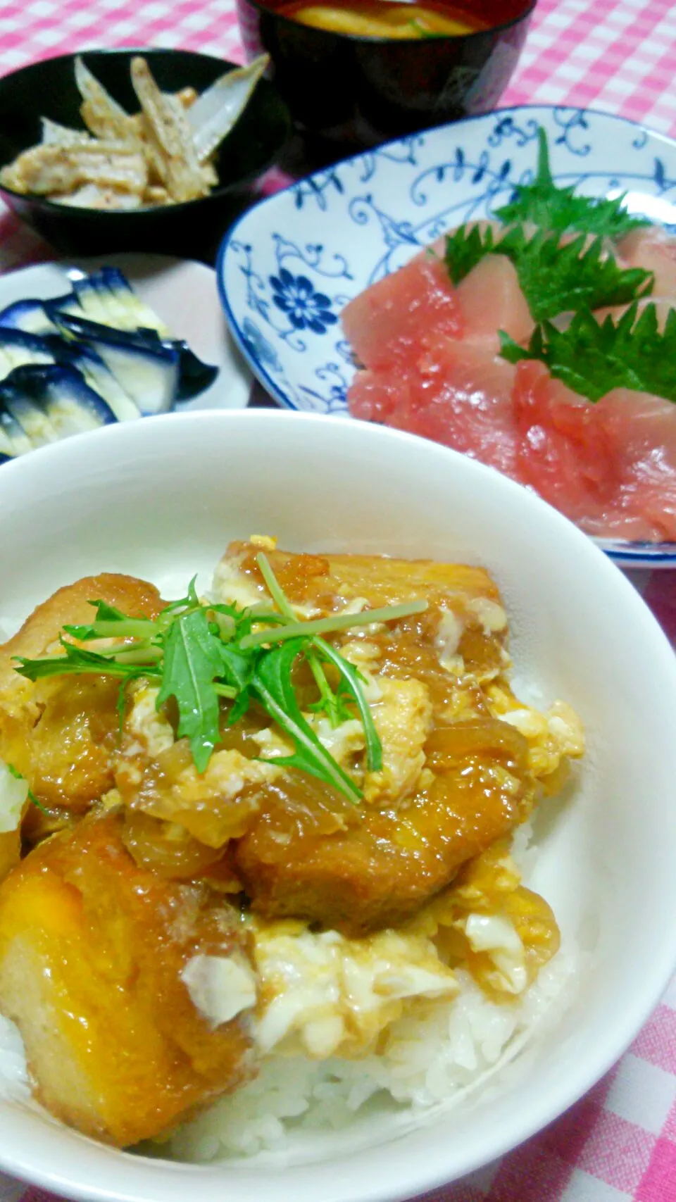 油麩玉子とじ丼(卵･仙台麩･新玉葱･水菜)、びん長まぐろ刺身、ヤゲンナンコツ炒め、茄子浅漬け、お味噌汁(蒲鉾･油揚げ･青ねぎ)|まあるさん