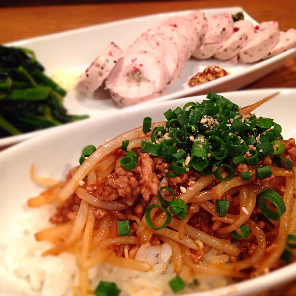 Snapdishの料理写真:モヤシと豚挽肉のピリ辛味噌どどーん✨|koji toyodaさん