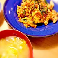 Snapdishの料理写真:豚キムチ
白菜と油揚げの味噌汁|akiko🌈さん