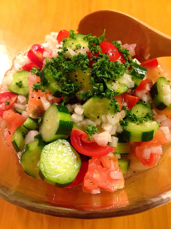 Snapdishの料理写真:くららさんの料理 スプーンで食べる‼夏のトマト🍅ときゅうりのサラダ⭐|ecoさん