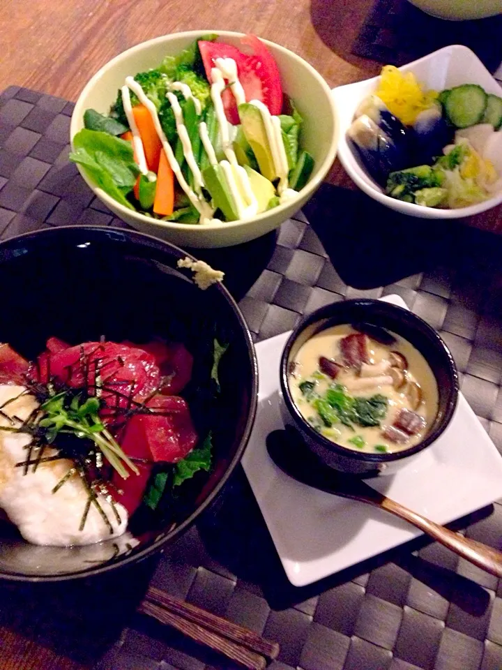 Snapdishの料理写真:風邪から復活メニュー‼️鮪の山かけ丼、鶏肉とキノコの茶碗蒸し、茹で野菜のサラダ🍀|まみりんごさん