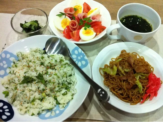 又々主人採ってきたたらの芽で〜たらの芽炒飯・焼きそば・キュウリわかめ酢の物・茹で卵とまとハムサラダ・わかめスープ|まーままさん