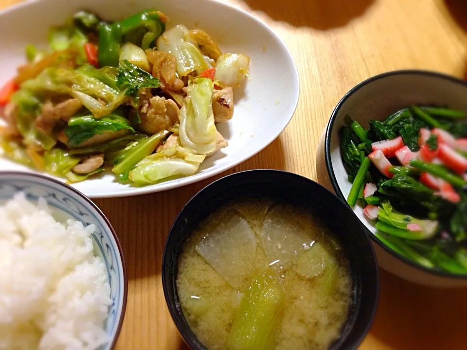 今日の晩ご飯は、鶏肉と野菜の香味生姜炒め、ほうれん草とカニカマの酢味噌和え、大根と茄子の味噌汁。|ゆえさん