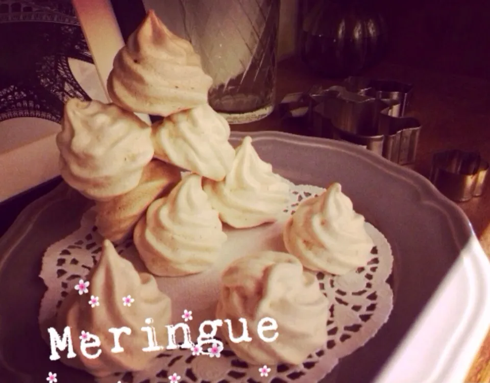 Snapdishの料理写真:Meringue /法式蛋白脆餅|Haung Nai Fangさん