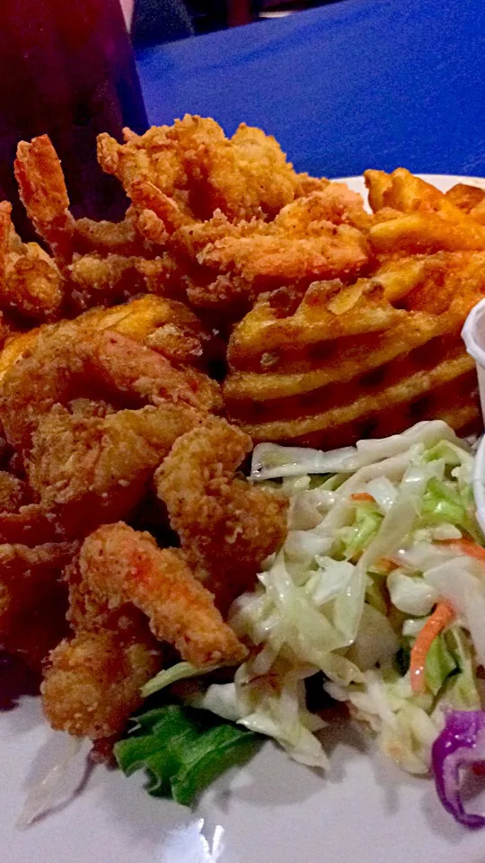 Snapdishの料理写真:Fried shrimp w/ waffle fries & coleslaw|FoodManOnWheelzさん