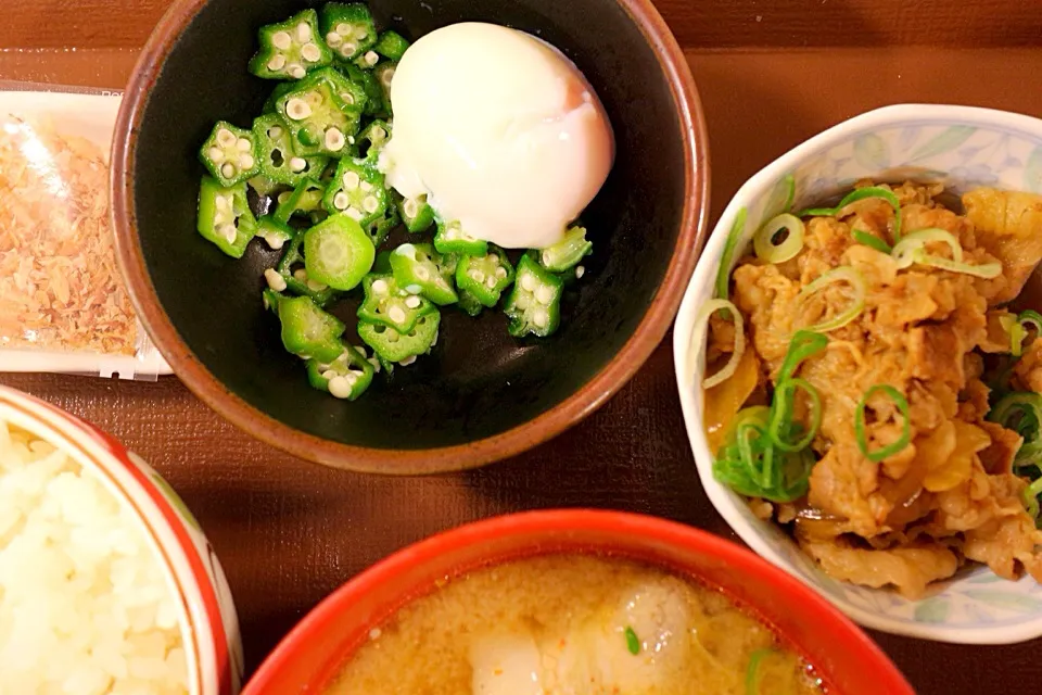 とん汁まぜのっけごはん朝食|マハロ菊池さん