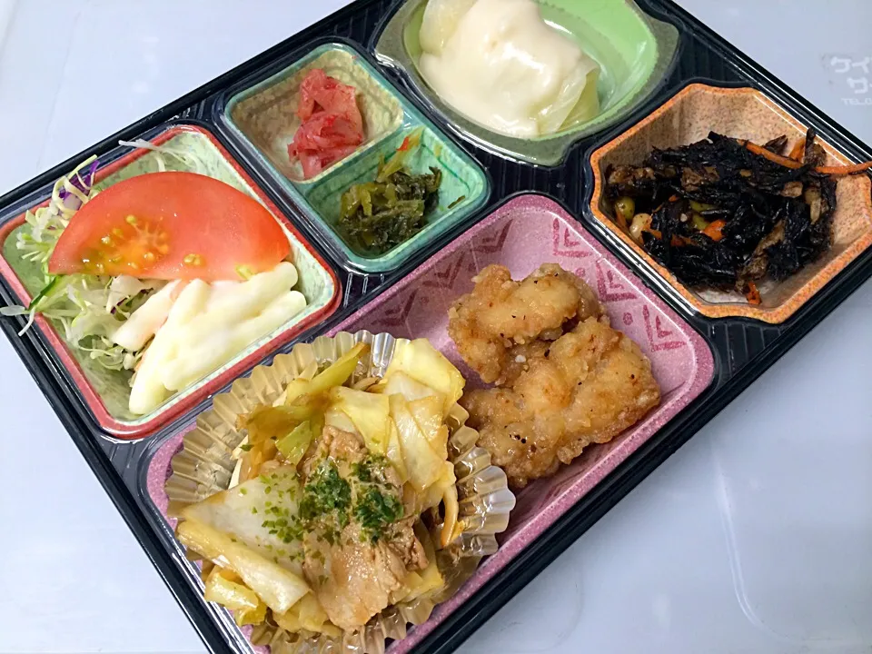 Snapdishの料理写真:塩ダレ鳥の唐揚げ 日替わり弁当 豊川市の宅配弁当店|Naokazu Kuritaさん