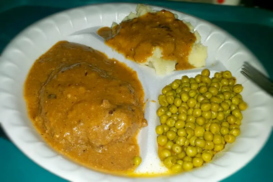 Home  made hamburgers with mushrooms gravy mashed potatoes and green peas|christl babcockさん