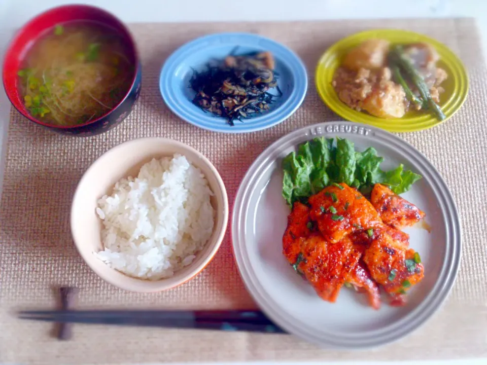 鮭の甘辛焼き ひじきのベーコン炒め 新じゃがの肉味噌 納豆かいわれの味噌汁|にゃろめさん