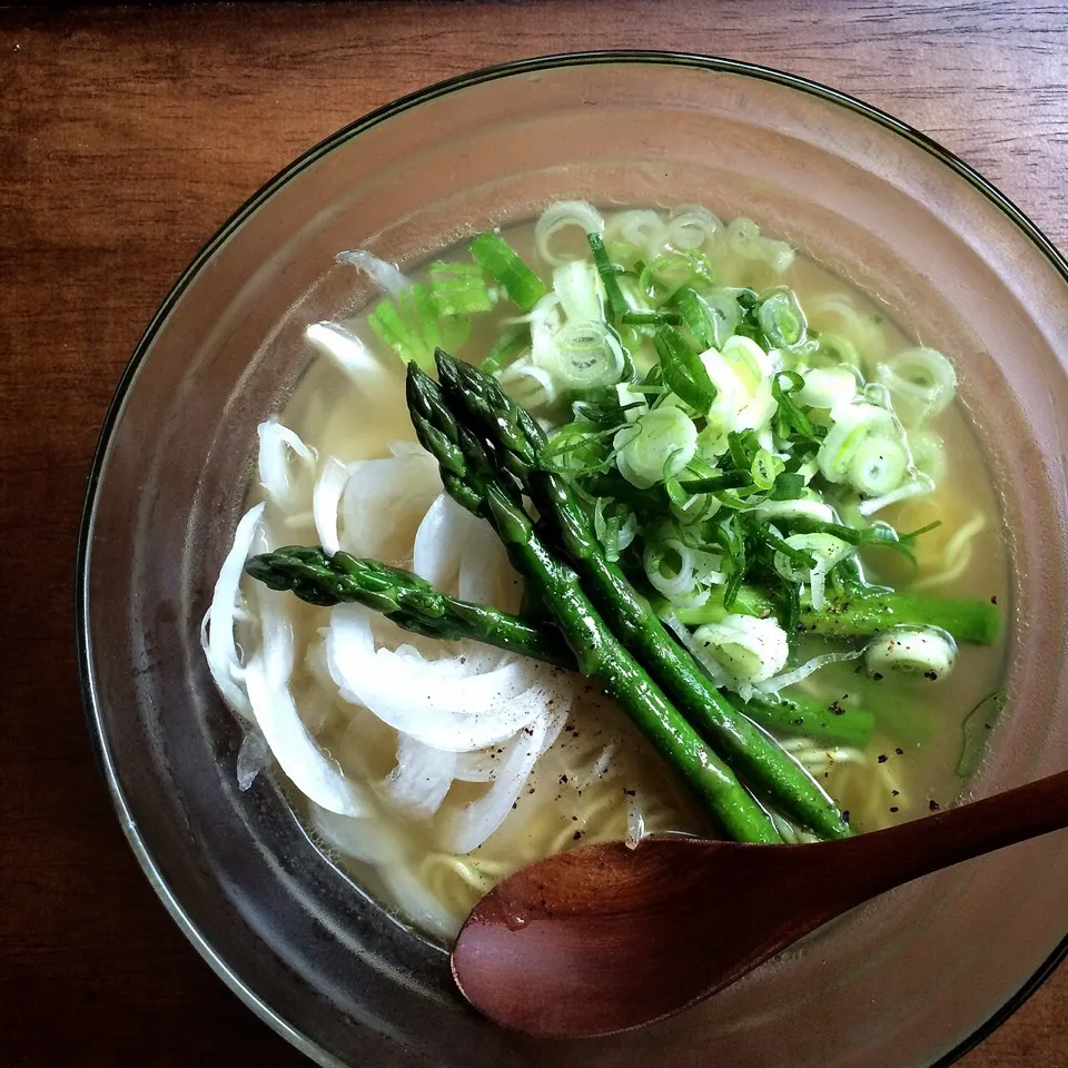 Ramen of asparagus and spring onion  新玉ねぎとアスパラの塩ラーメンつまり春ラーメン|AYANOさん