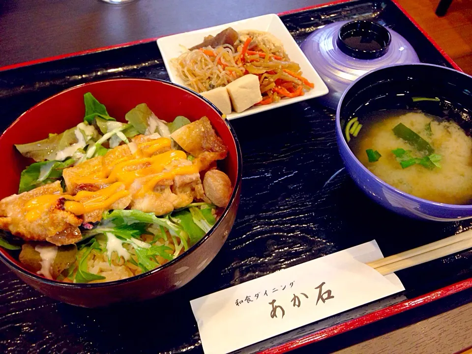 若鶏グリル チェダーチーズソース丼 オーガニック野菜添え|柴崎なほみさん