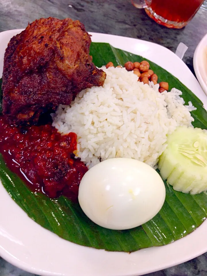 Nasi Lemak (Malaysian Coconut Rice with Fried Chicken)|willklhさん