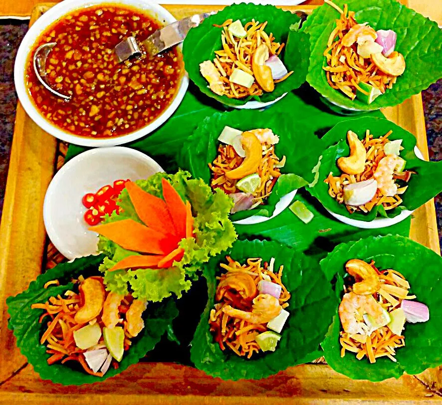 Snapdishの料理写真:เมี่ยงคำ:miang kham ( Leaf-Wrapped Bite-Size Appetizer)|Boonlert Kittaweeratさん