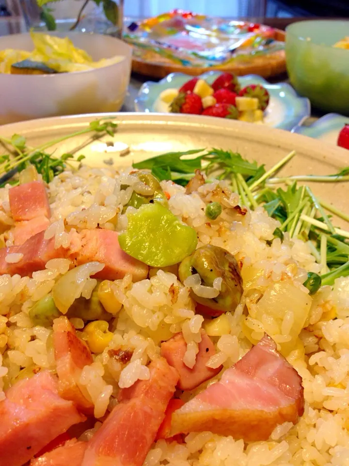 角切りベーコン、野菜のニンニク炒め飯。焼き目がついたソラマメも美味です。キャベツかぼちゃスープ。イチゴバナナ。|Kumi_loveさん