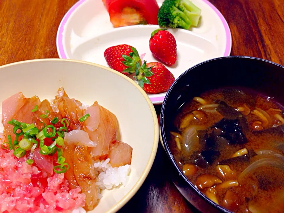 子供の晩御飯 トロびんちょう＆中落ち丼 茅乃舎の出汁でなめこ汁|K N 3さん