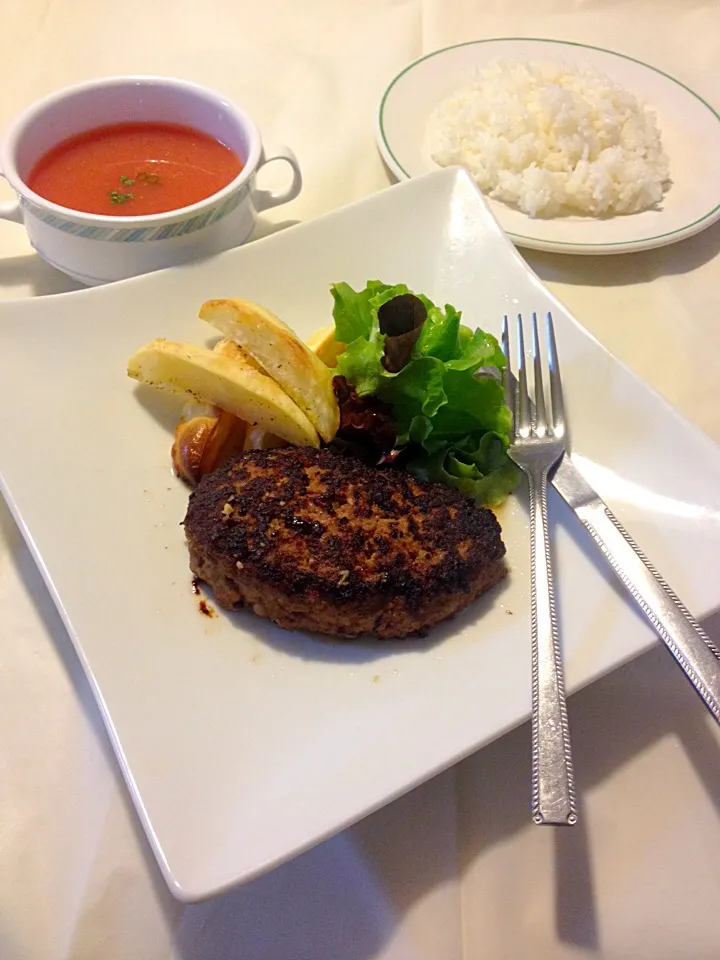 ハンバーグとポテトと冷たいトマトのスープ|ヒロキさん