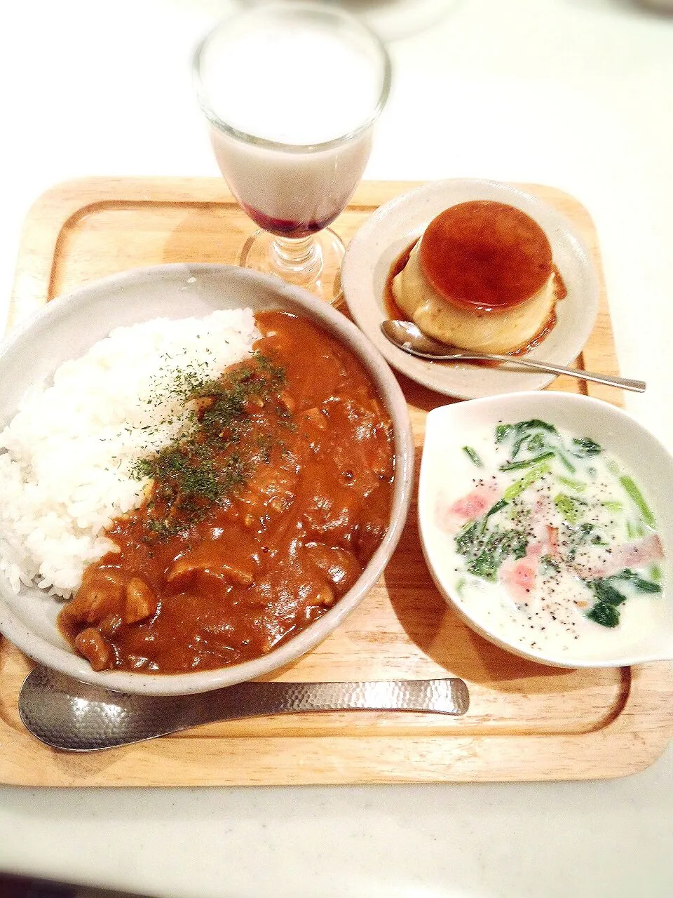 【本日の晩ご飯♪】カレー・カブの葉とベーコンのスキムミルクスープ・プリン・ブルーベリーヨーグルト ٩(*´︶`*)۶|マカロンさん