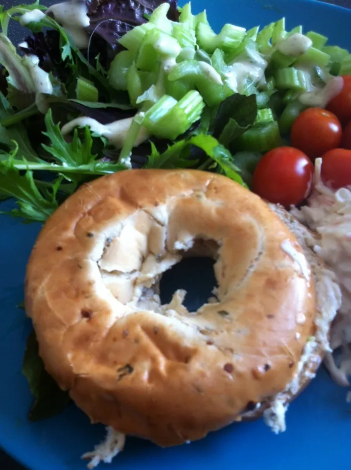 Snapdishの料理写真:Bagel with hummus & salad|Nick Hiderさん