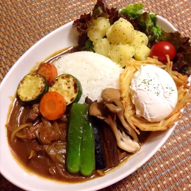 野菜たっぷり牛すじカレー、
巣ごもり温玉のせ。|chacoさん